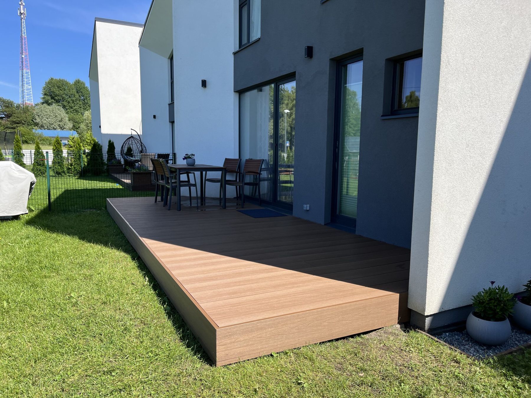 Udeareal med kompositterrasse, inspirationsbillede
